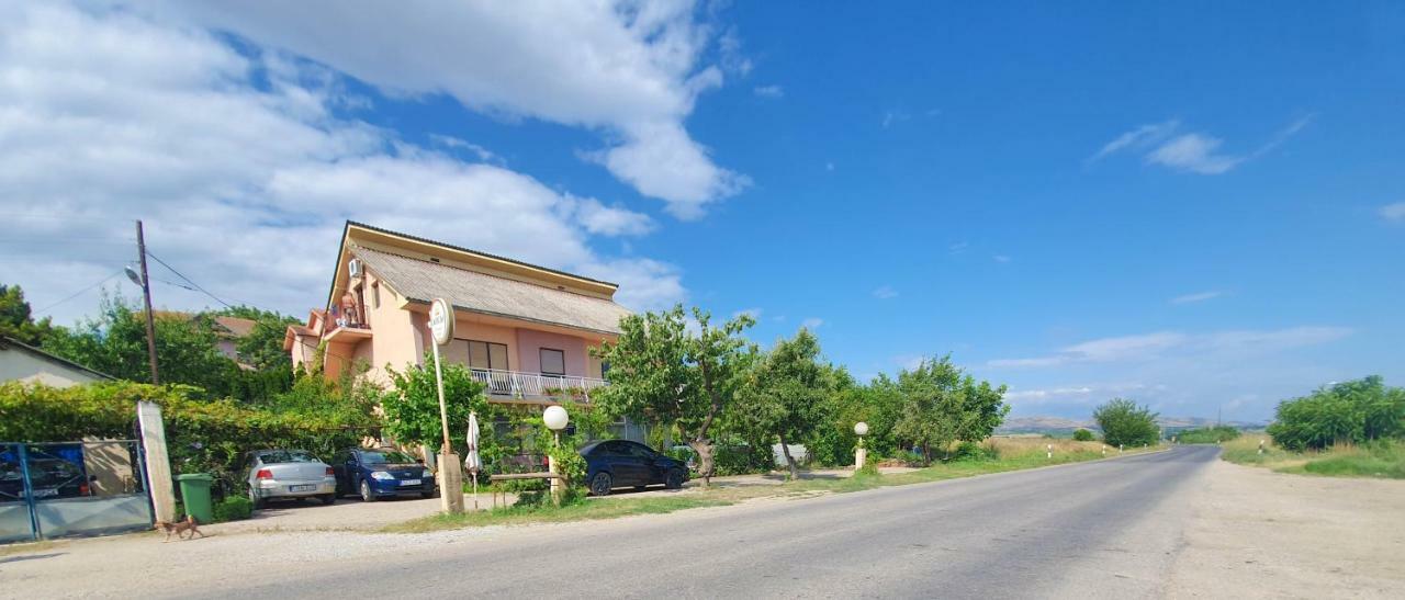 Guesthouse Sobi-Rooms Gradsko Экстерьер фото